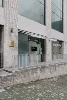 도심 속 모던한 화이트 톤 NFT 아트 갤러리